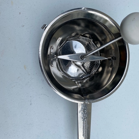 Vintage strainer with handle and grinder - Picture 2 of 3